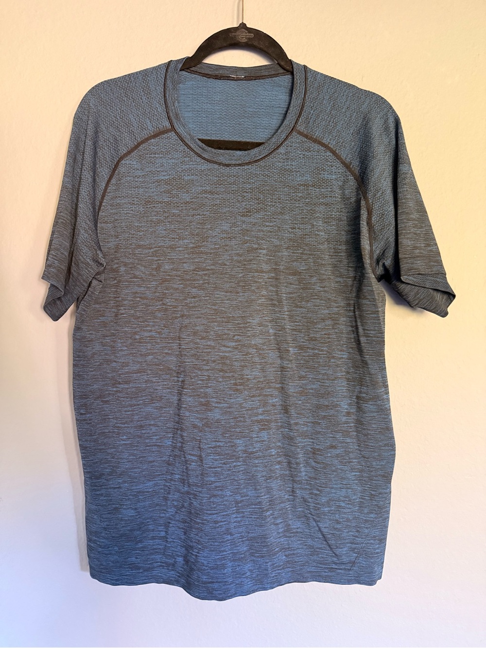 lululemon athletica metal vent tech Heathered Blue Short Sleeve size Medium💙